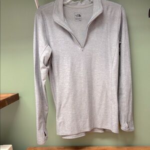 The North Face Women size Medium Light Gray Half-Zip pullover Top with logo, EUC